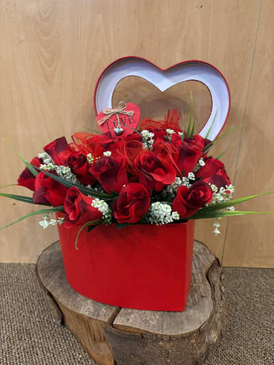 Love Heart - Heart shaped hat box filled with red roses and foliages